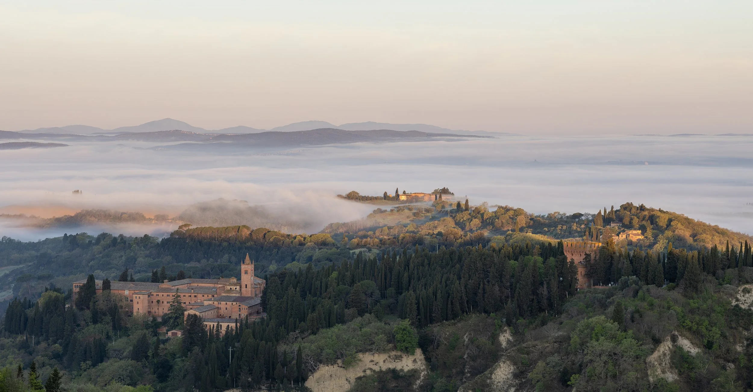 Reportage di Architettura in Val d’Orcia: l’Abbazia di Monte Oliveto Maggiore (SI)