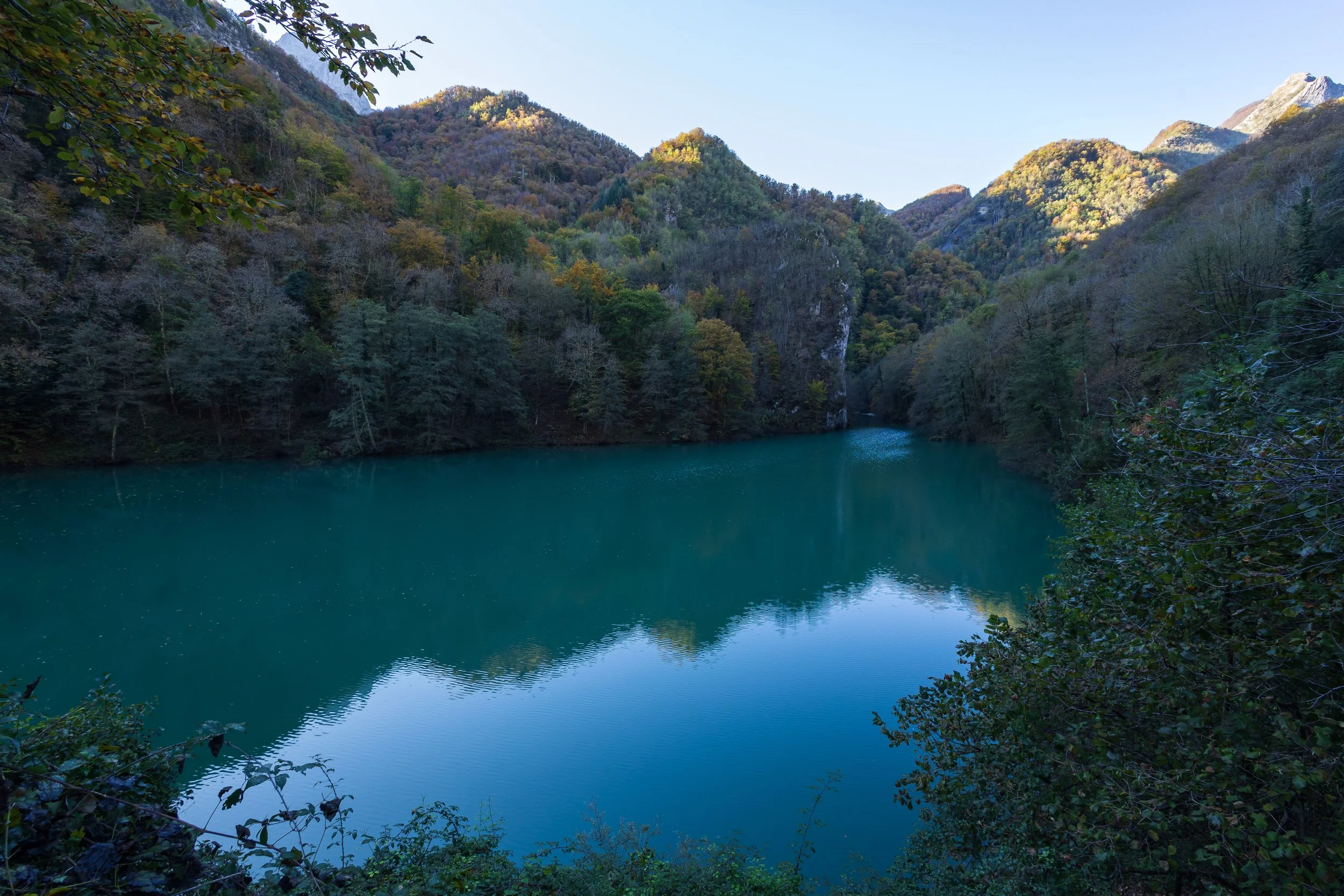fotografia di paesaggio di un lago in montagna Garfagnana