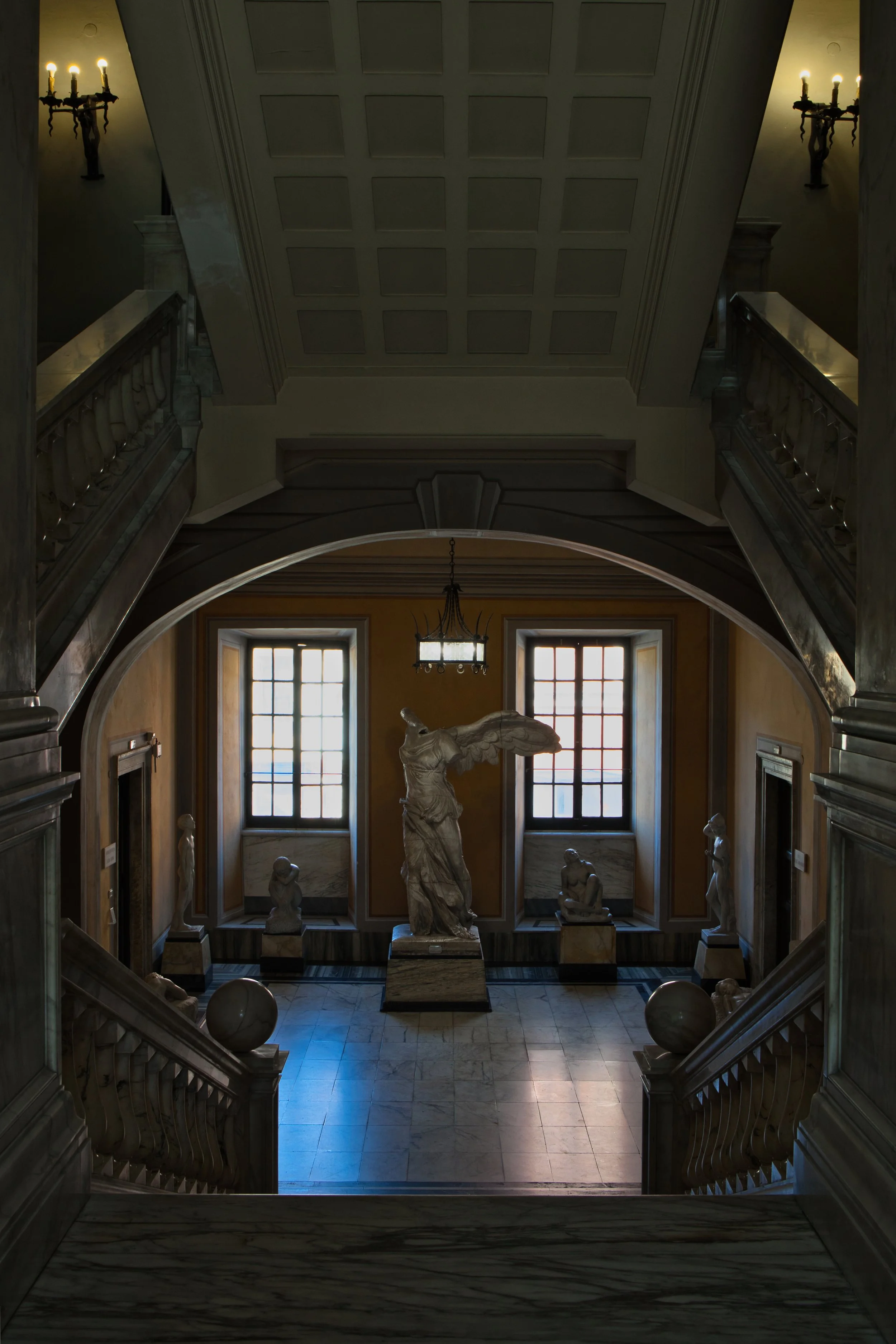 fotografia di architettura accademia Carrara, part.salone con statua