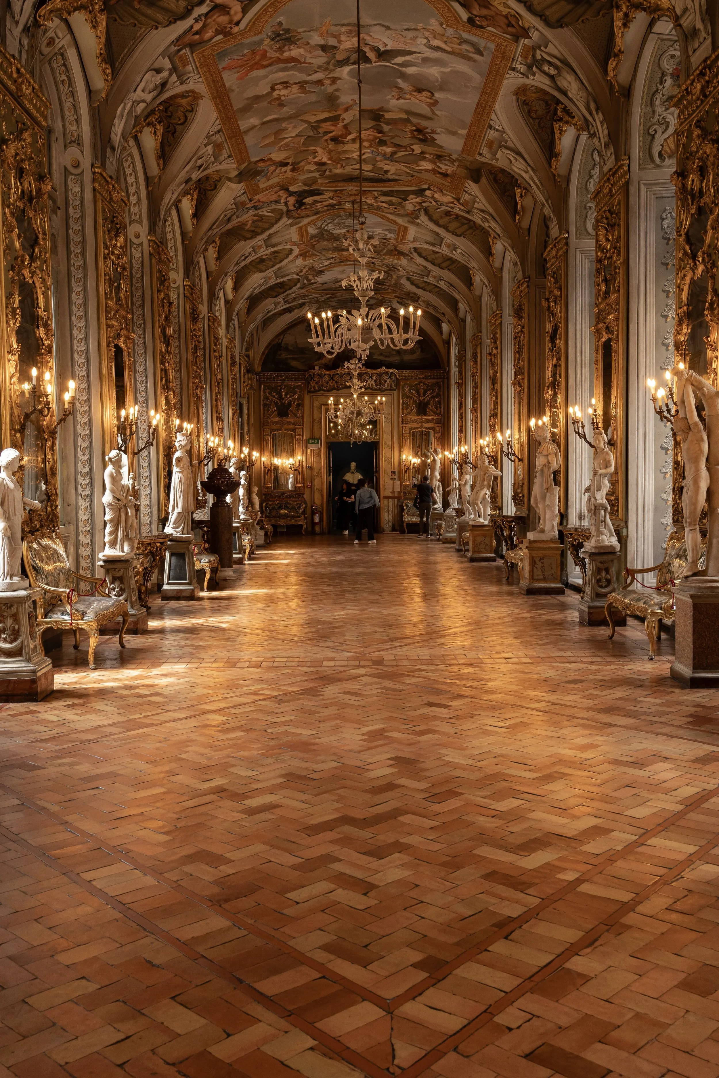 fotografia di interni palazzo a Roma, part.galleria illuminata
