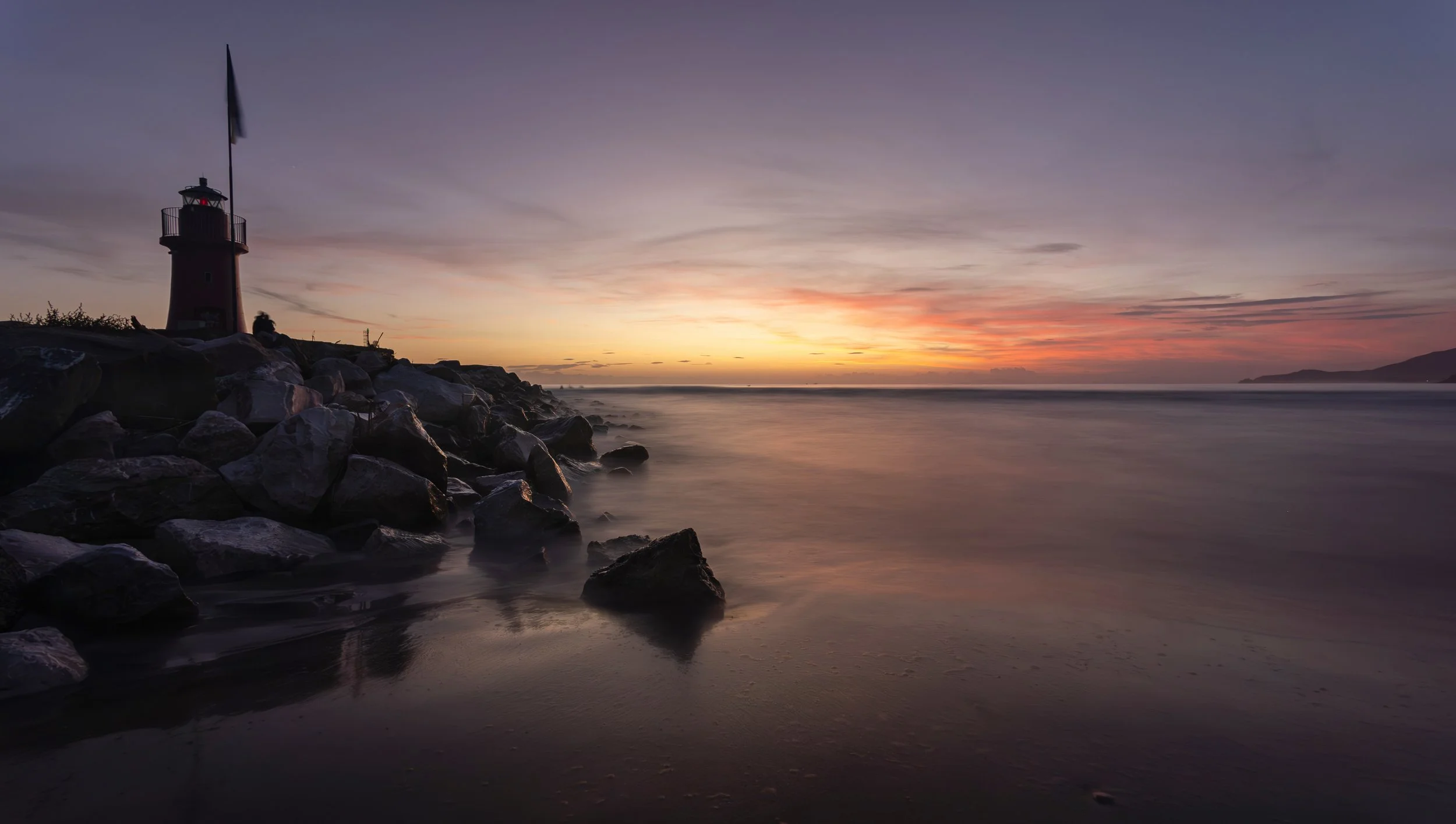 fotografia di paesaggio il faro rosso di Castiglione della Pescaia