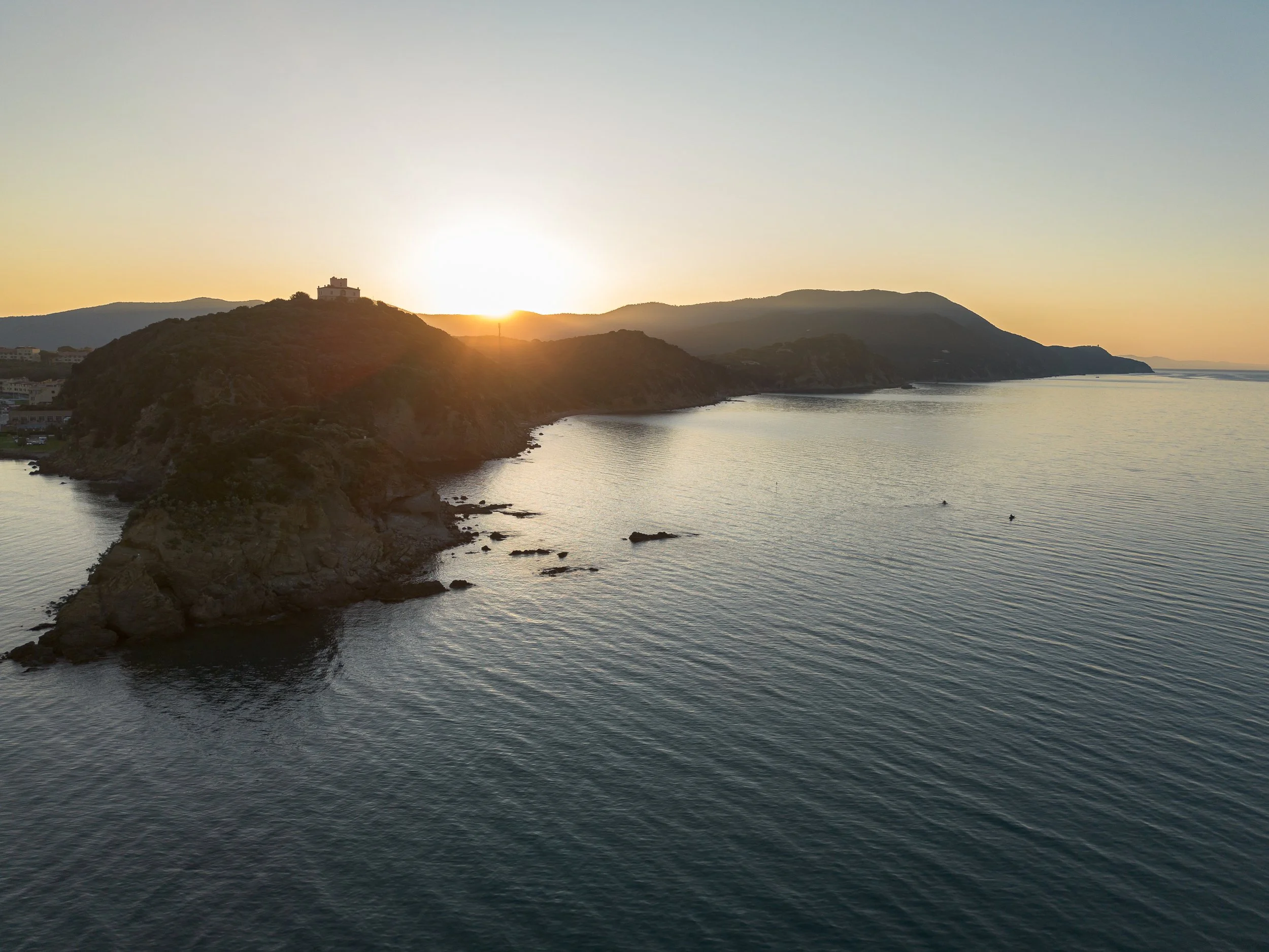 fotografia di paesaggio della scogliera di Puntala all'alba