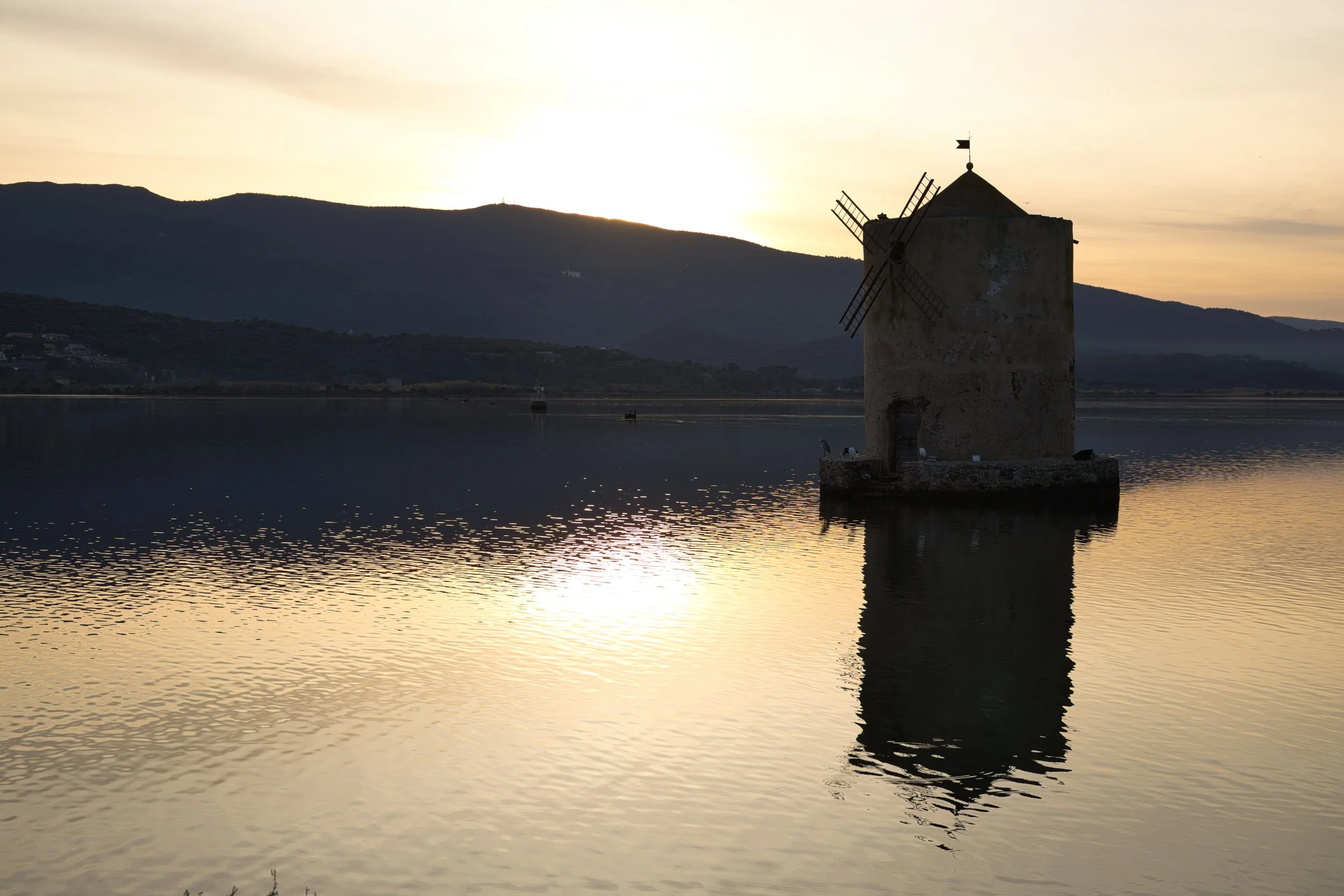 Fotografia di paesaggio Orbetello laguna con molino spagnolo