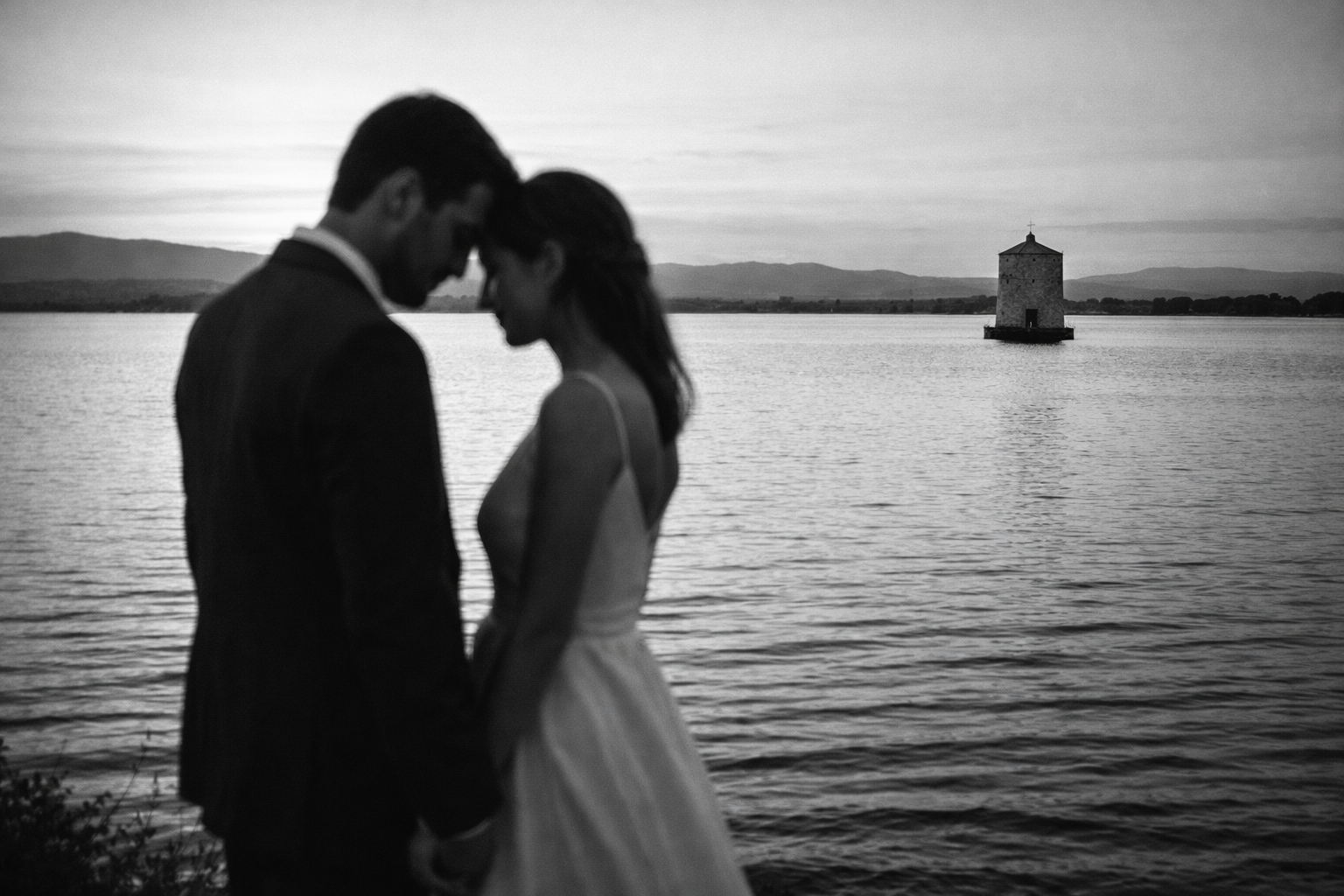 fotografia di matrimonio coppia di sposi in bianco e nero sulla laguna di Orbetello