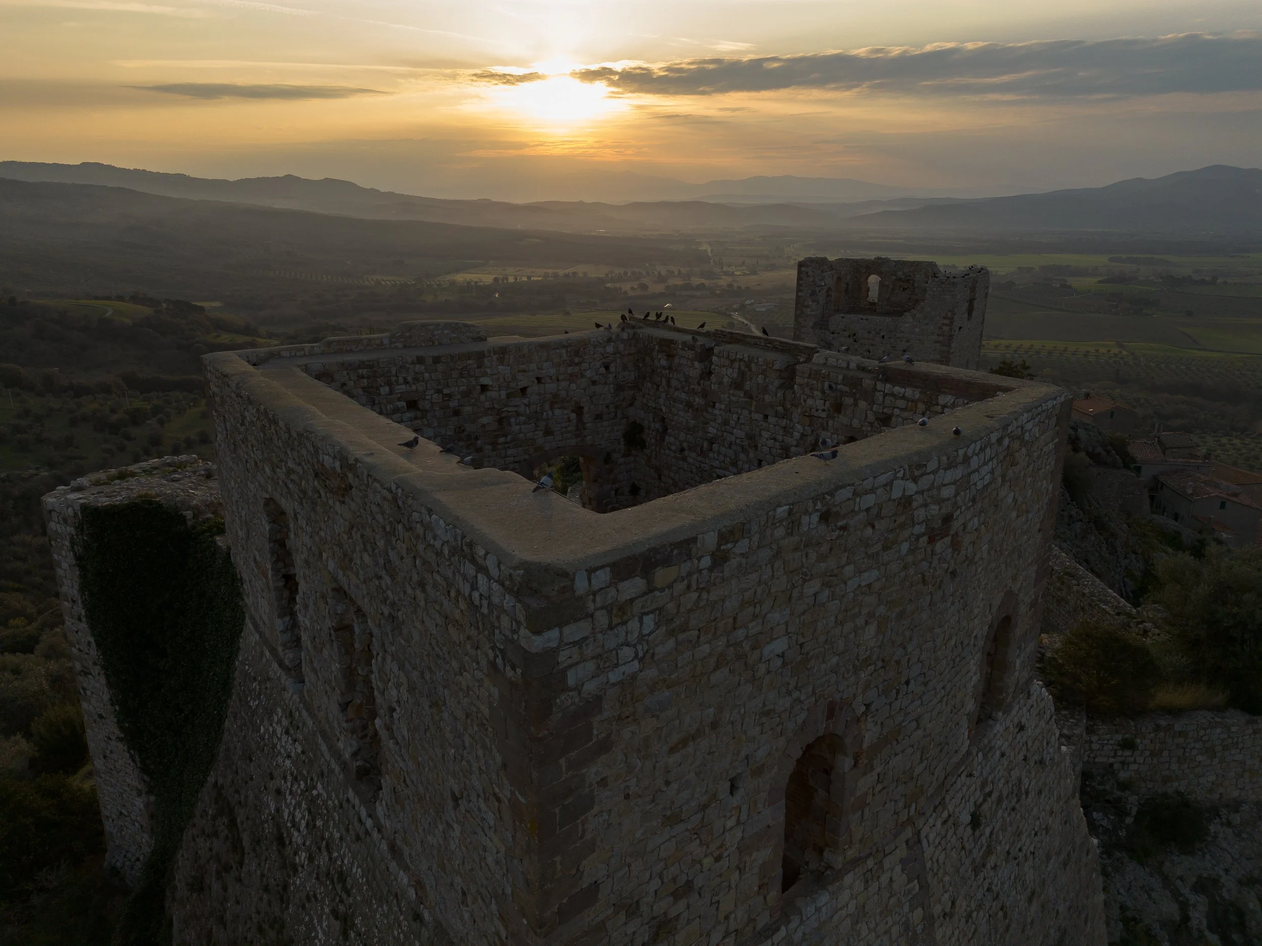 fotografia di paesaggio del castello di Montemassi all'alba