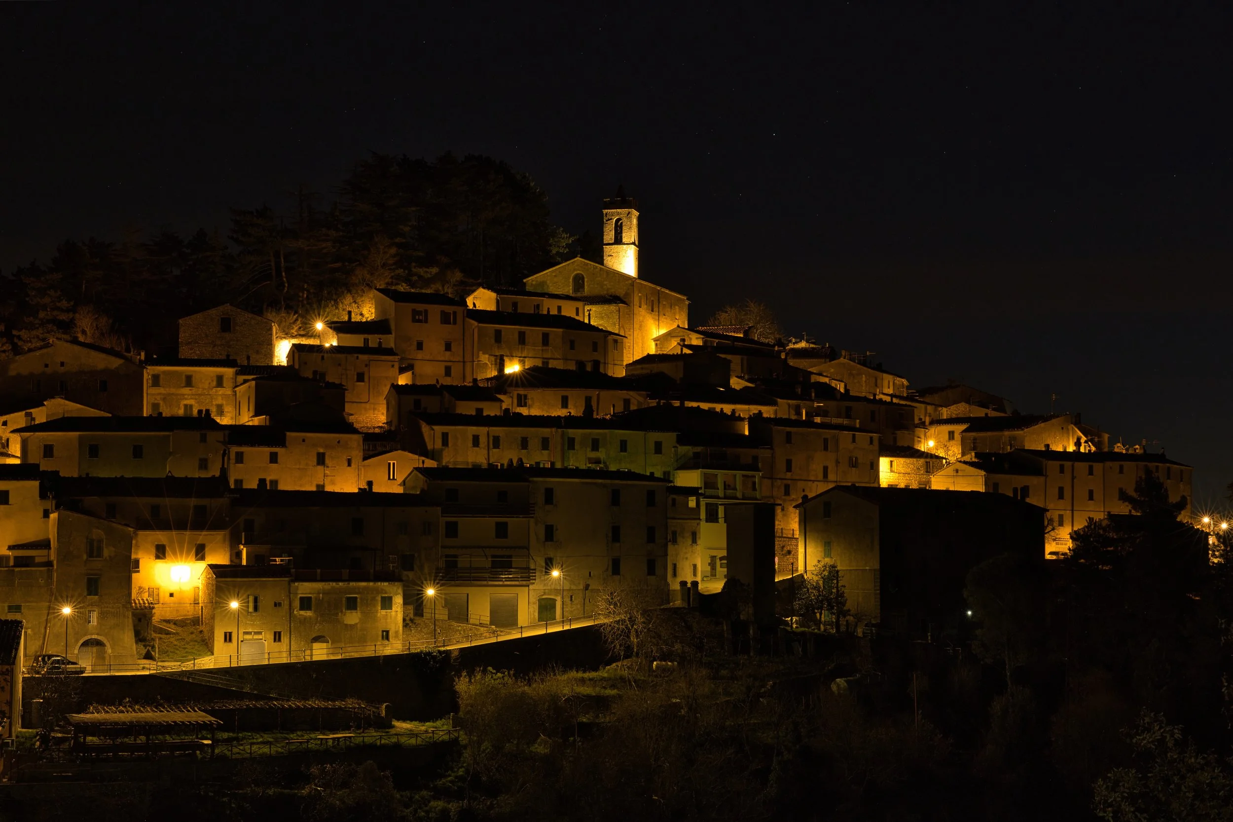 fotografia del borgo di Gerfalco all'alba