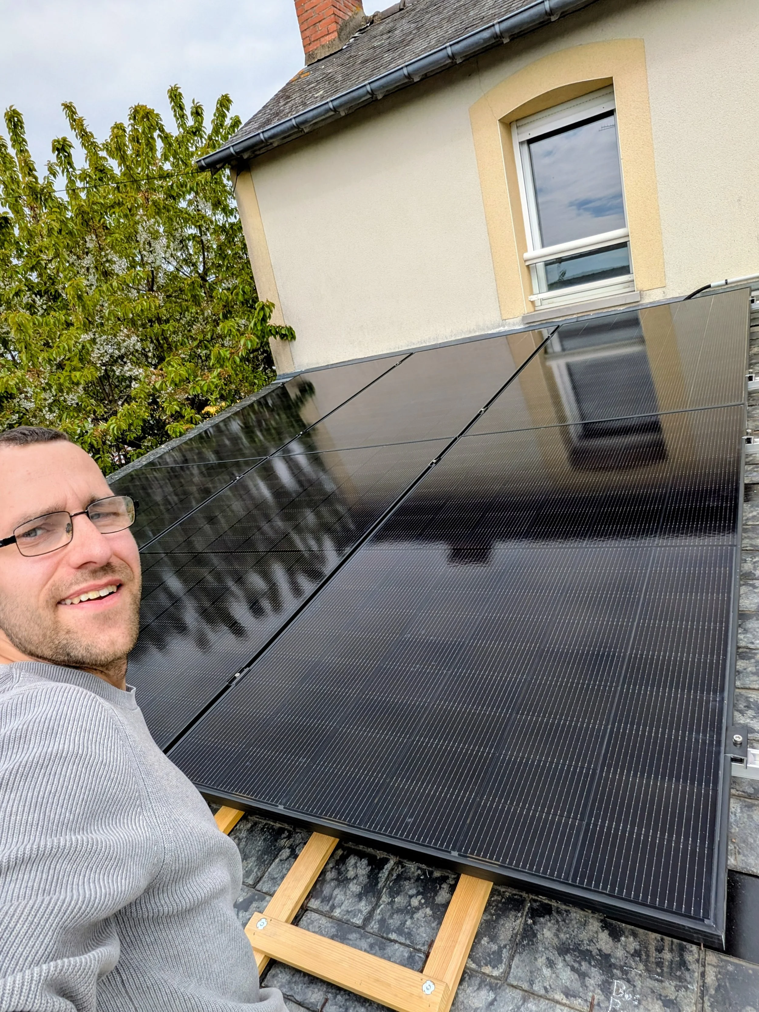 Kevin Deneux, artisan installateur de panneaux solaires chez Hermine Solaire, en intervention en Pays de Fougères.