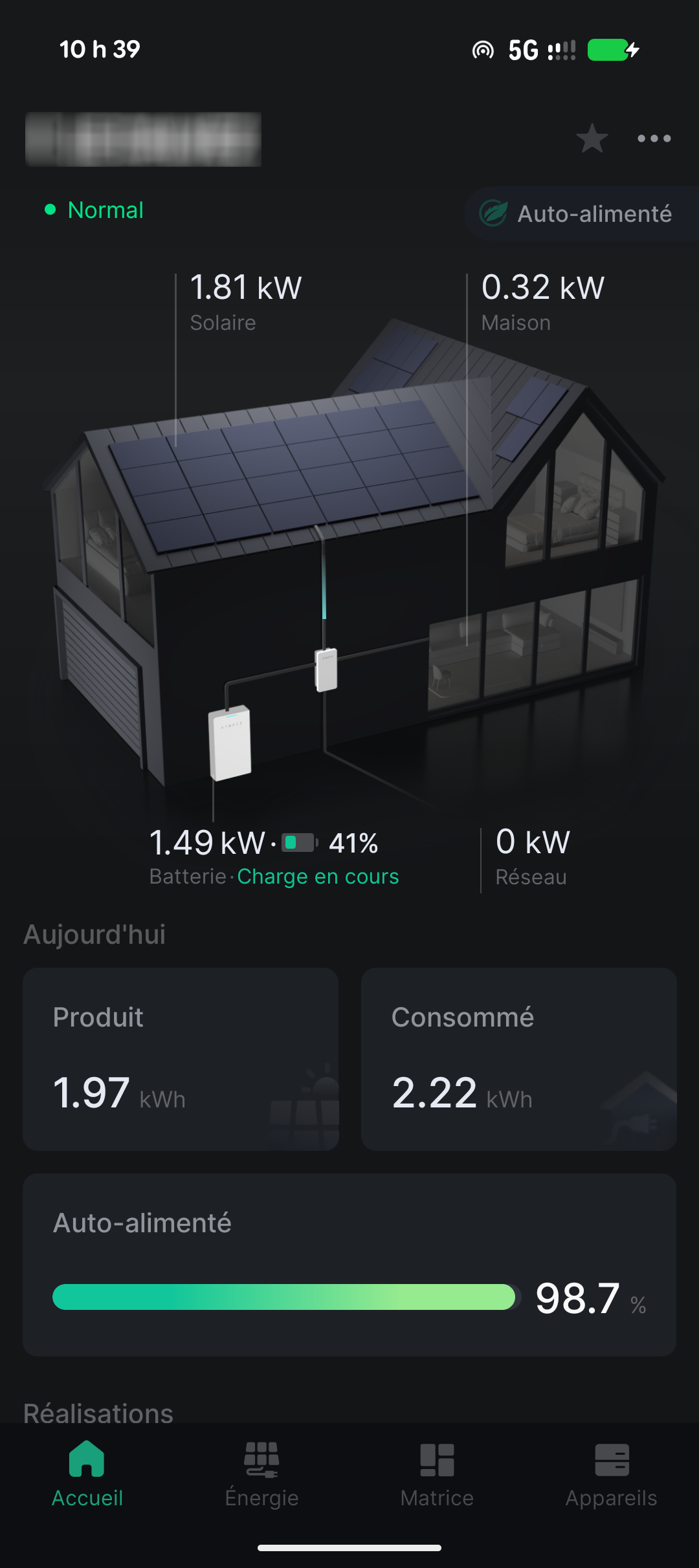 Application de suivi solaire montrant une autonomie énergétique de 98,7 % grâce au système Atmoce installé par Hermine Solaire.