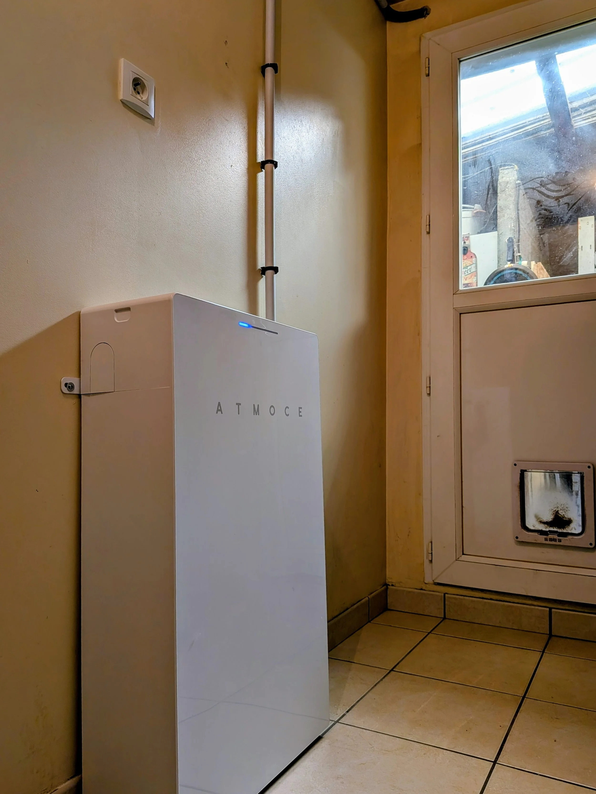 Batterie de stockage d'énergie solaire ATMOCE installée chez un particulier pour optimiser l'autoconsommation électrique.