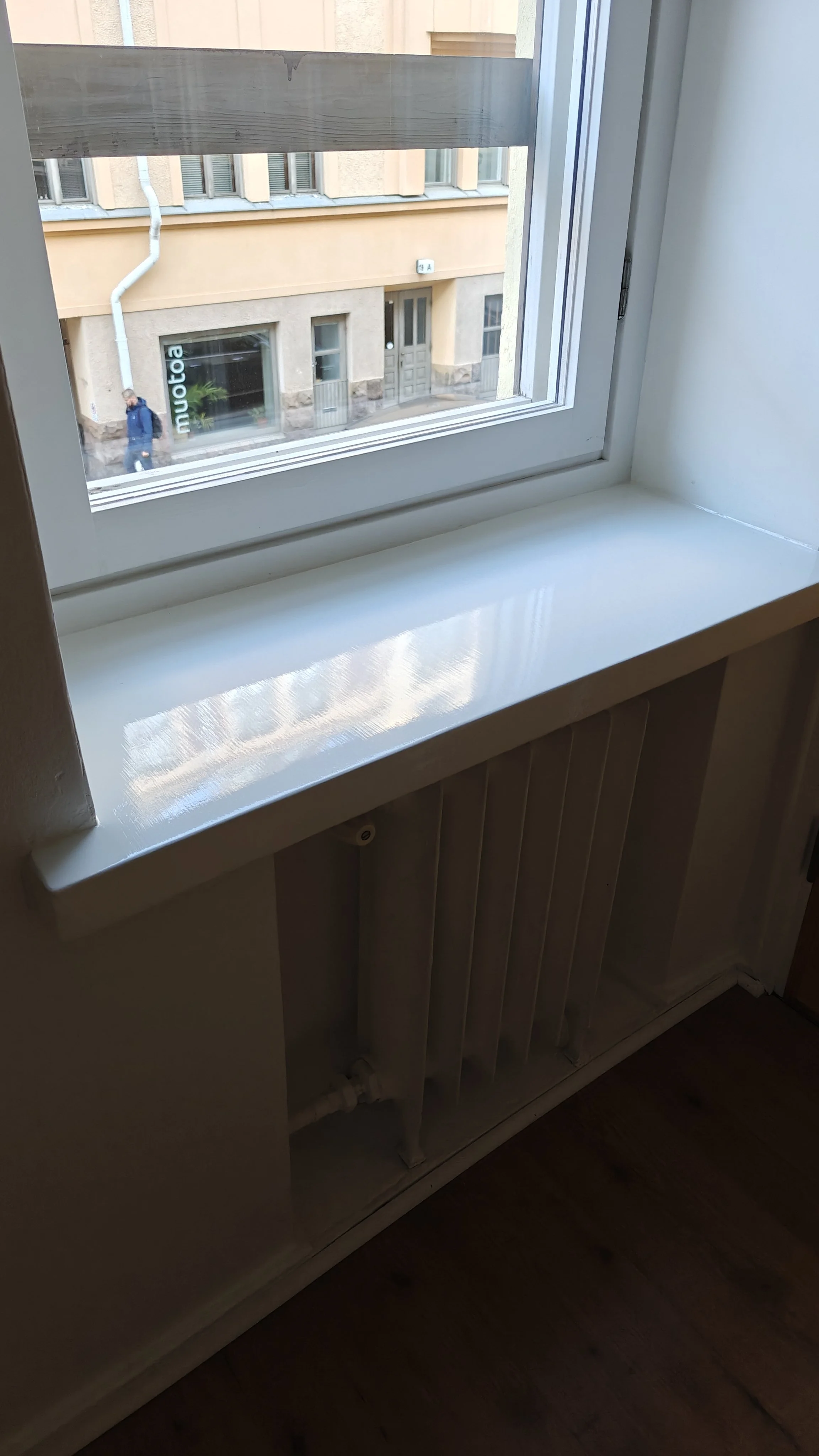 ikkunalauta ja putkisto alla olevassa säilytystilassa.