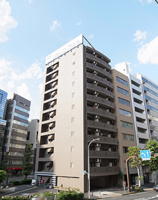 東京都心の高層オフィスビルとマンション群