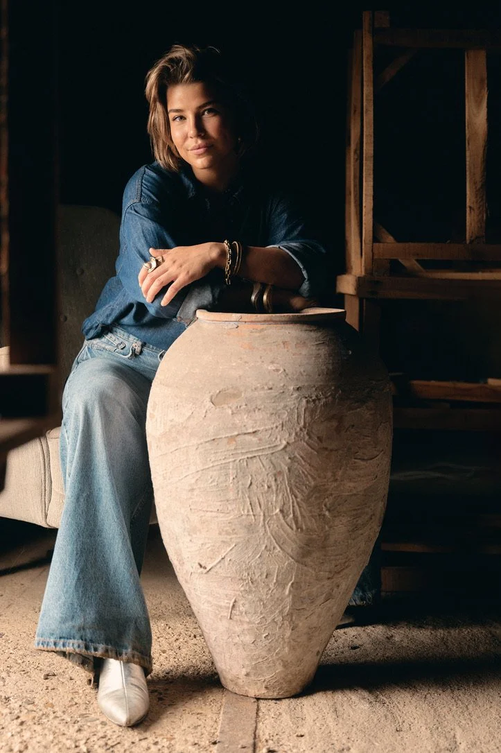 Gecureerde antique potten en objecten als onderdeel van ROULÉ styling.