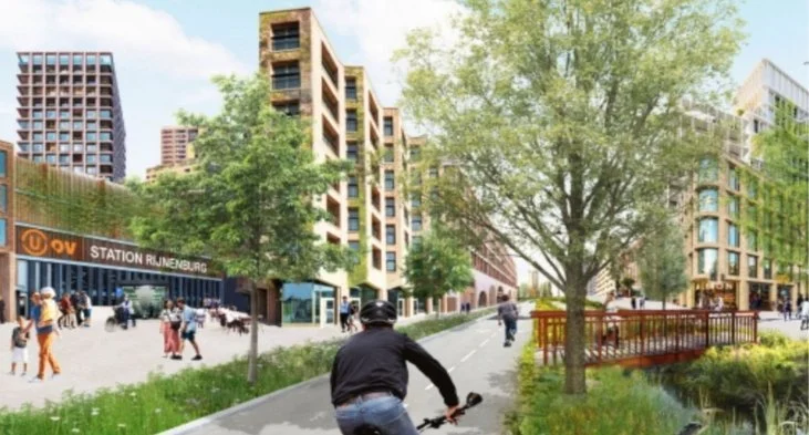 Een levendige stedelijke omgeving met moderne gebouwen, een groene ruimte met bomen, een fietsroute en mensen die wandelen en fietsen.