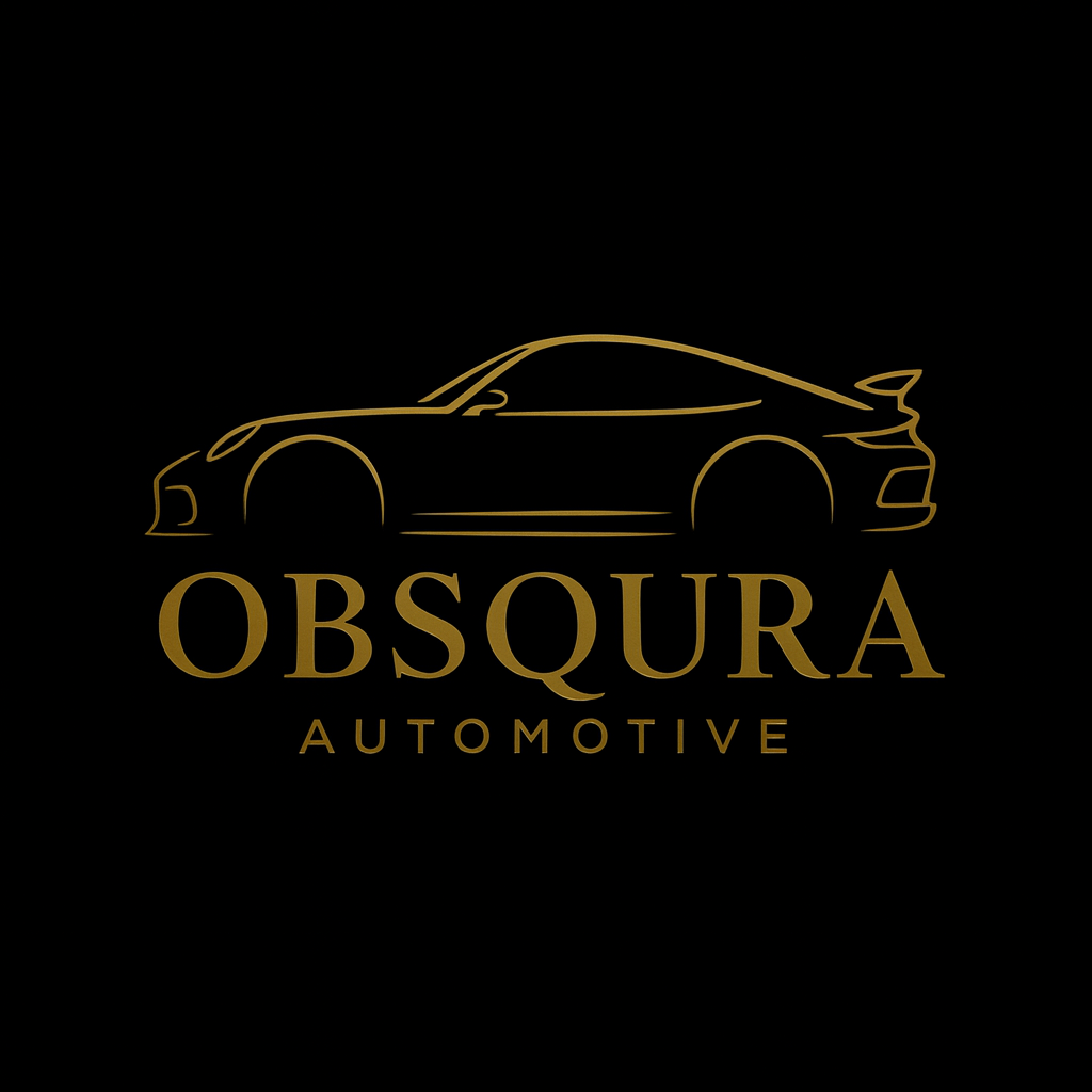 Zlatni obris sportskog automobila na crnoj podlozi s natpisom OBSQURA Automotive — vizualni potpis luksuza, ekskluzivnosti i premium automobilskog identiteta.