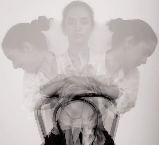 Mehrere überlagerte Bilder einer jungen Frau mit dunklem Haar in einem weißen Hemd, die an einem Stuhl sitzt.