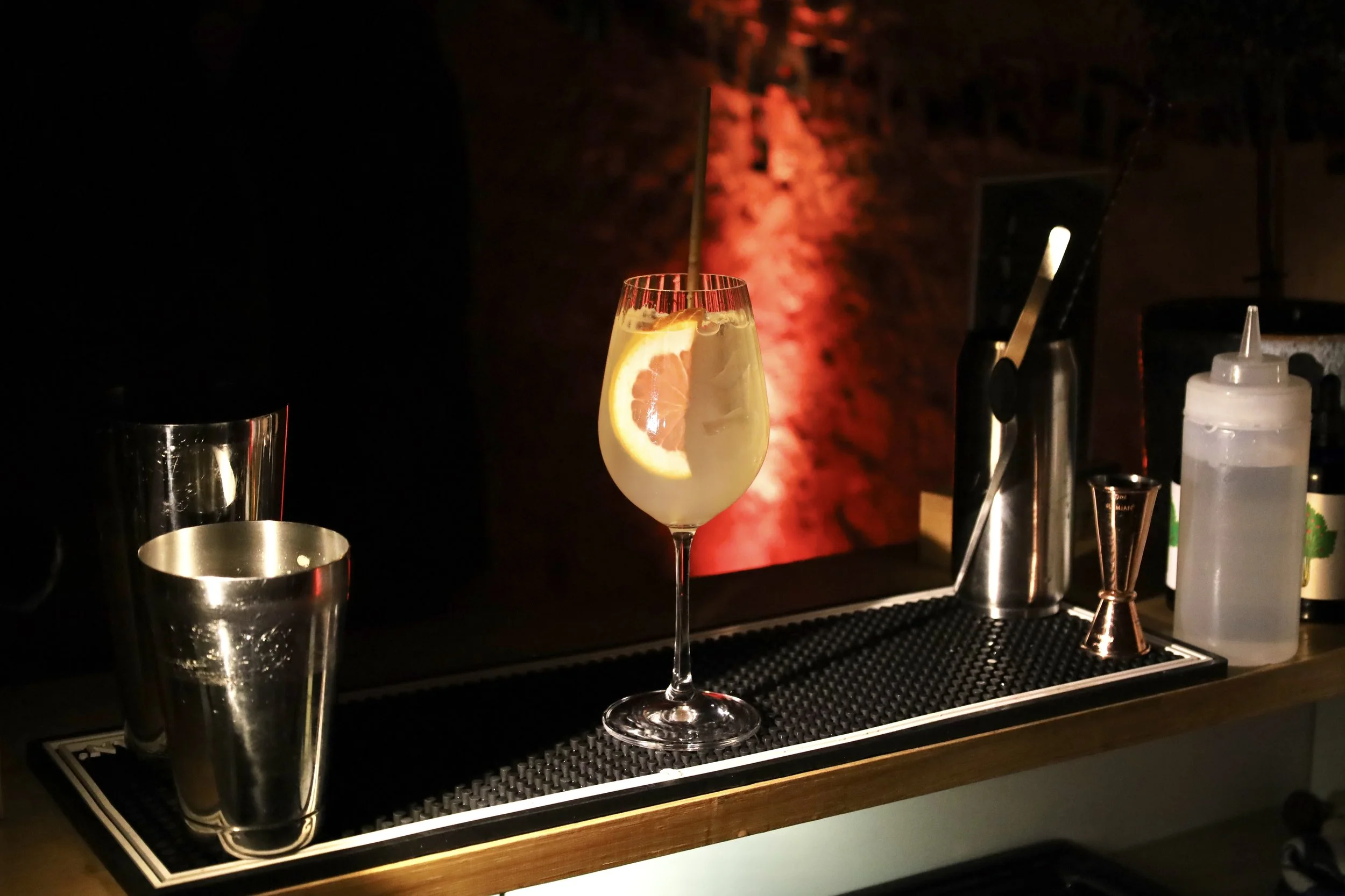 Cocktail à base de citron dans un verre de bar sur un comptoir de bar
