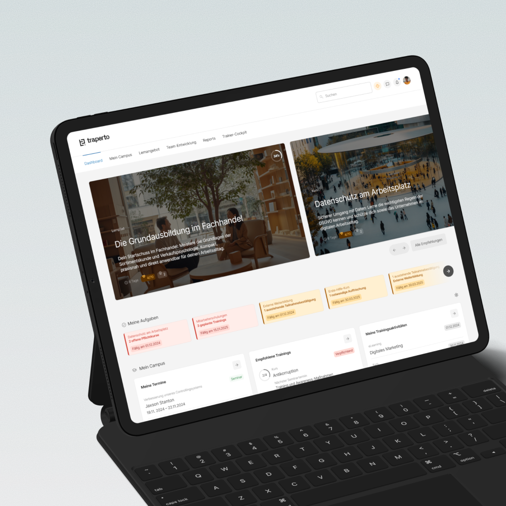 Ein Tablet mit einer Lernplattform auf dem Bildschirm, zeigt Kursangebote und Aufgaben in deutscher Sprache.