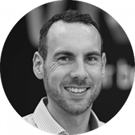 Porträt eines lachenden Mannes in einem schwarzen und weißen Foto