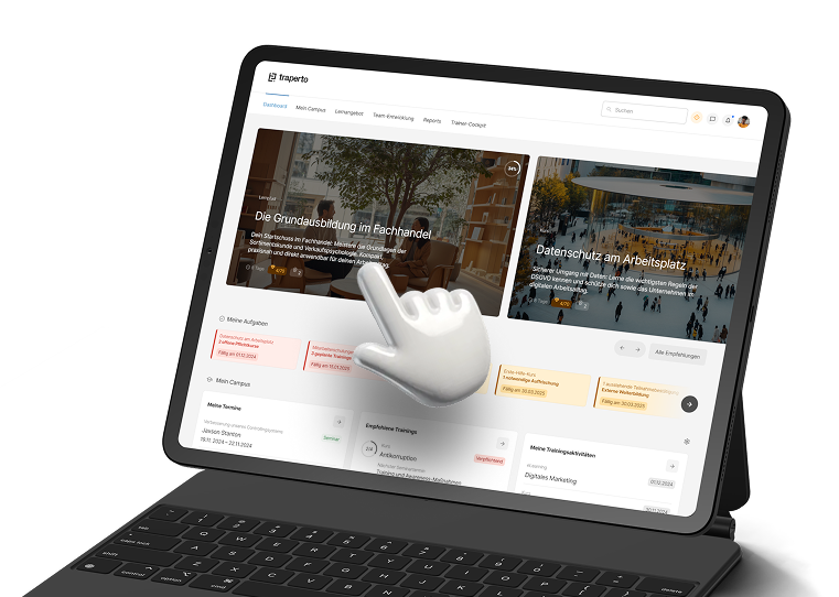 Der Screenshot zeigt eine E-Learning-Plattform auf einem Tablet mit Tastatur. Der Bildschirm enthält Kurstitel und Menüoptionen, darunter 'Mein Campus', 'Lehrgänge', 'Reports' und 'Teamentwicklung'. Eine große Hand-Grafik deutet auf einen Klick hin.