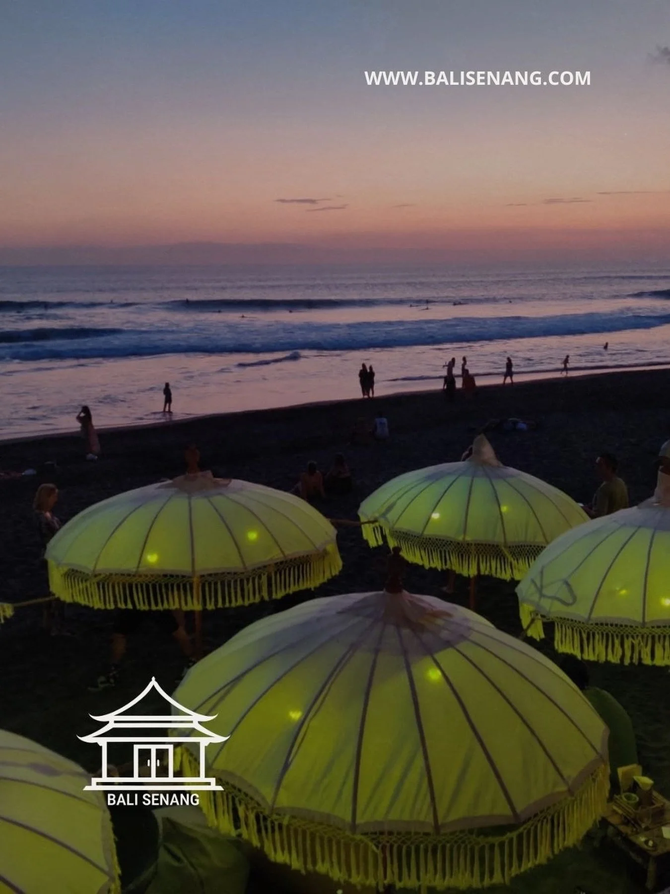 La Brisa in Canggu.
Een plek die de afgelopen jaren is uitgegroeid tot een van de bekendste beachclubs van Bali.

De sfeer is levendig.
Restaurants, caf&eacute;s, surfscholen en strandclubs volgen elkaar hier bijna moeiteloos op.
Canggu is anno 2026 