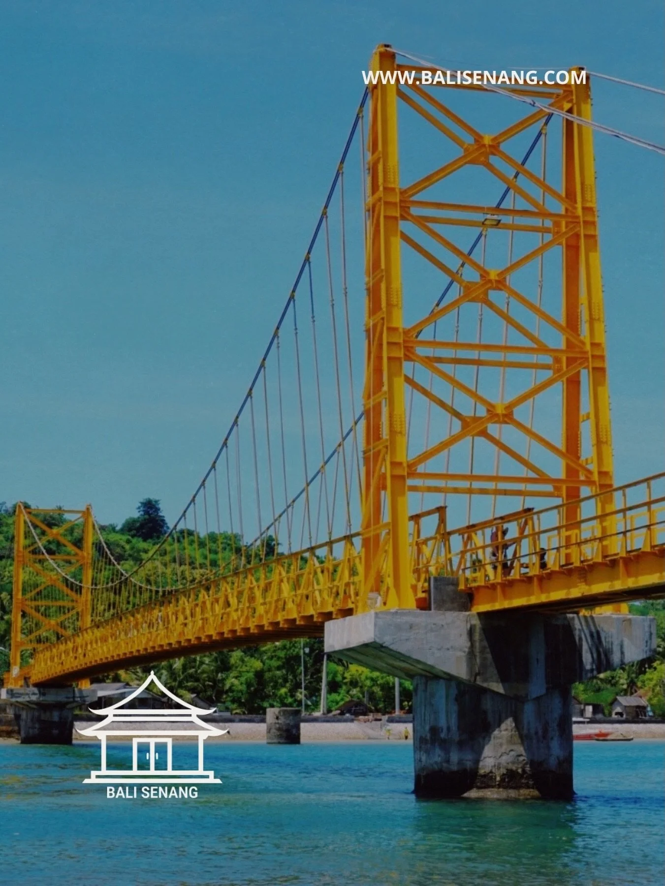 𝗗𝗲𝘇𝗲 𝗯𝗿𝘂𝗴 𝘁𝘂𝘀𝘀𝗲𝗻 𝗡𝘂𝘀𝗮 𝗟𝗲𝗺𝗯𝗼𝗻𝗴𝗮𝗻 𝗲𝗻 𝗡𝘂𝘀𝗮 𝗖𝗲𝗻𝗶𝗻𝗴𝗮𝗻 𝘃𝗲𝗿𝗯𝗶𝗻𝗱𝘁 𝘁𝘄𝗲𝗲 𝘄𝗲𝗿𝗲𝗹𝗱𝗲𝗻.

Een korte oversteek,
maar een compleet andere beleving.

Rust en eenvoud aan de ene kant,
kansen en ontwikkeling aa