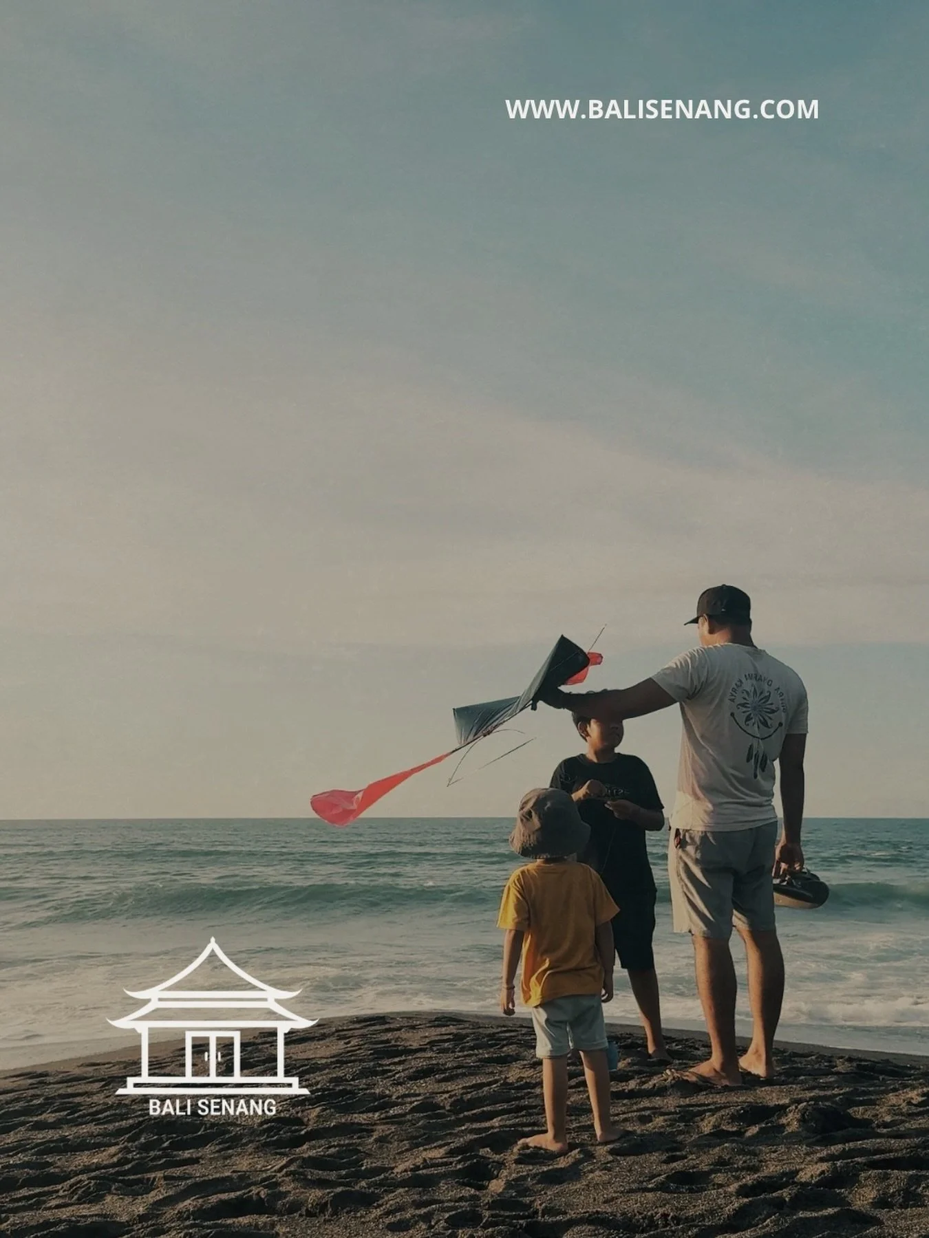 Vliegeren op Bali is geen trend. Het is een traditie die al generaties lang onderdeel is van het dagelijks leven.

Vooral tijdens het droge seizoen vult de lucht zich met vliegers. Kinderen leren het van jongs af aan, dorpen bouwen samen indrukwekken