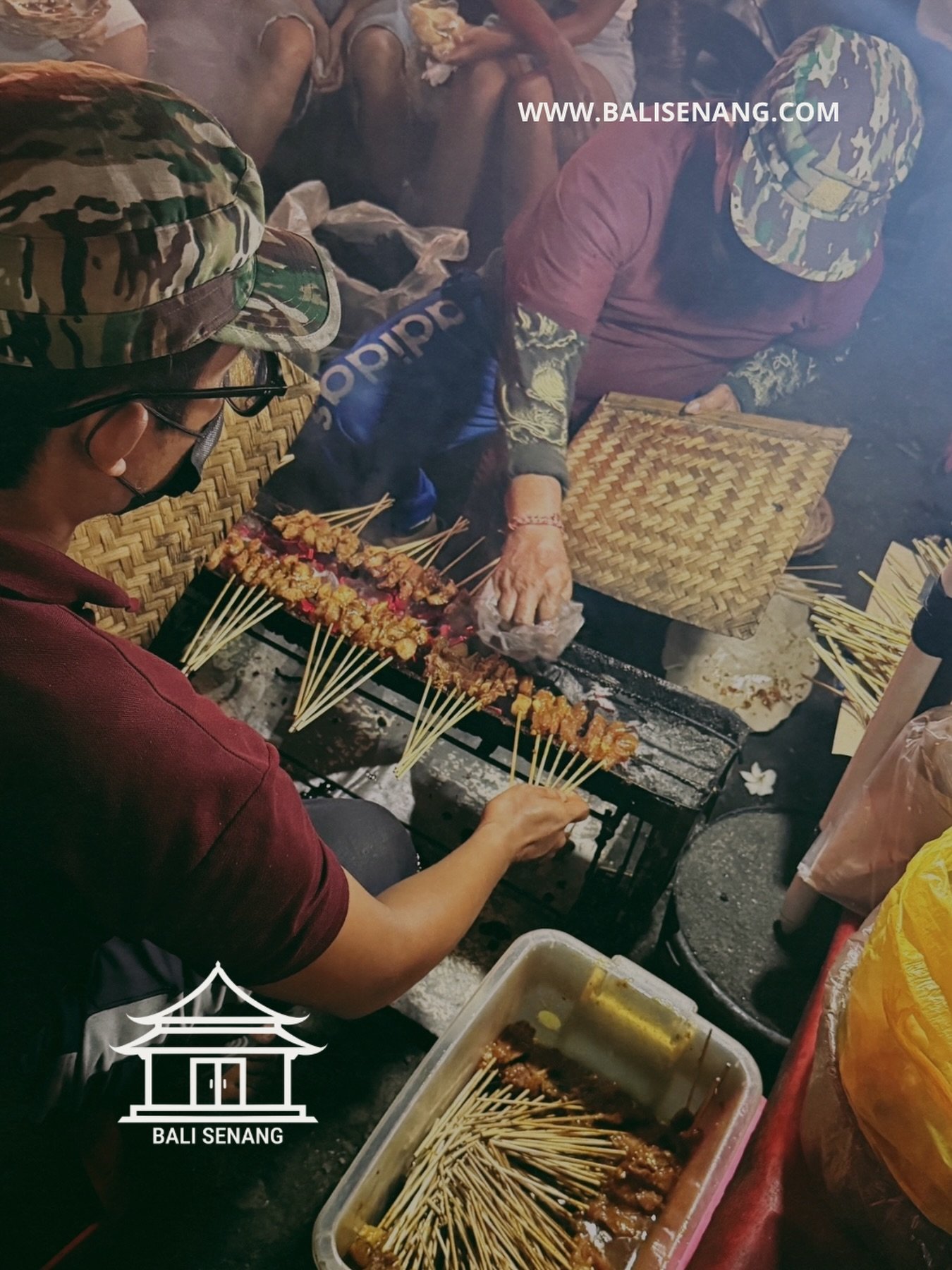 Bali proeft u niet alleen in een restaurant. 

Juist de kleine lokale tentjes langs de weg horen bij het leven op Bali. Zoals dit sat&eacute;tentje op Batu Bolong: de geur van de grill, eten dat voor uw neus wordt bereid en mensen die even aanschuive