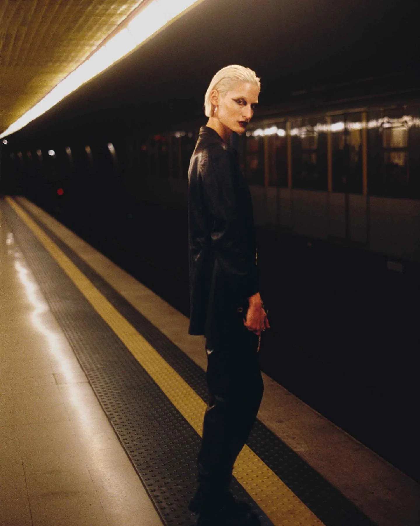 the gray trail with the muse @amandaaucler by me 
#mfw23 #35mmfilm 
mua @martinasciarratta_
creative assist @andrepingo 
styling @elleeelle_
agency @tank.agency 
booker @simonefacelli