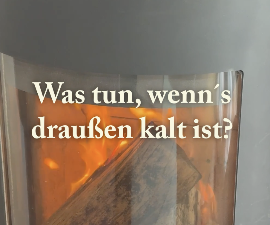 Ein Holzfeuer in einem Kamin