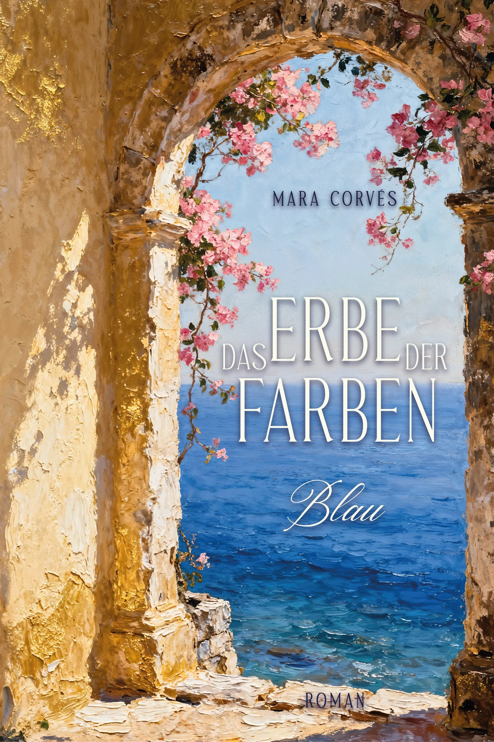 Bucht mit blauen Meer, umgeben von einer marmorierten, alten Steinmauer, durch die man auf das Wasser blickt, mit rosa blühenden Kletterpflanzen an der Mauer.