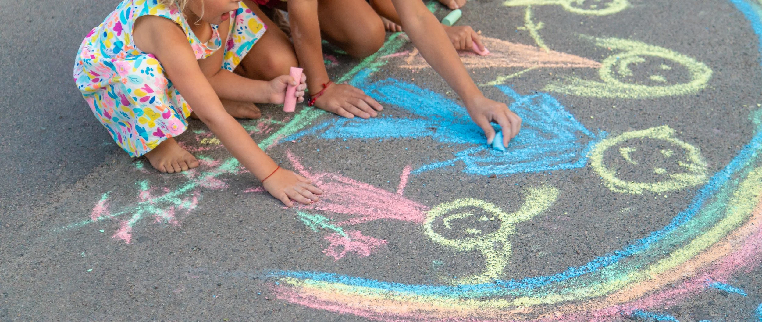 Groep lachende jonge kinderen op school, met rugzakken, binnen in schoolgebouw.