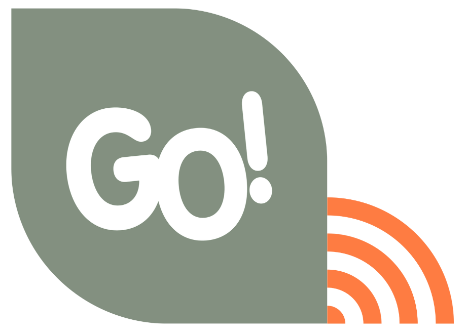 Een grafisch ontwerp met een grote groene cirkel en het woord 'Go!' in witte letters, met oranje halfringen rechts ernaast.