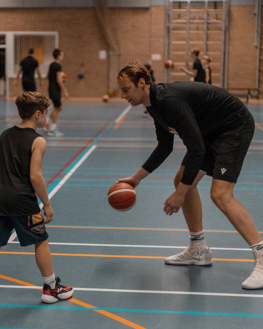 Blockparty High Low organiseert basketballkampen voor jong en oud, onder begeleiding van professionals en topspelers.