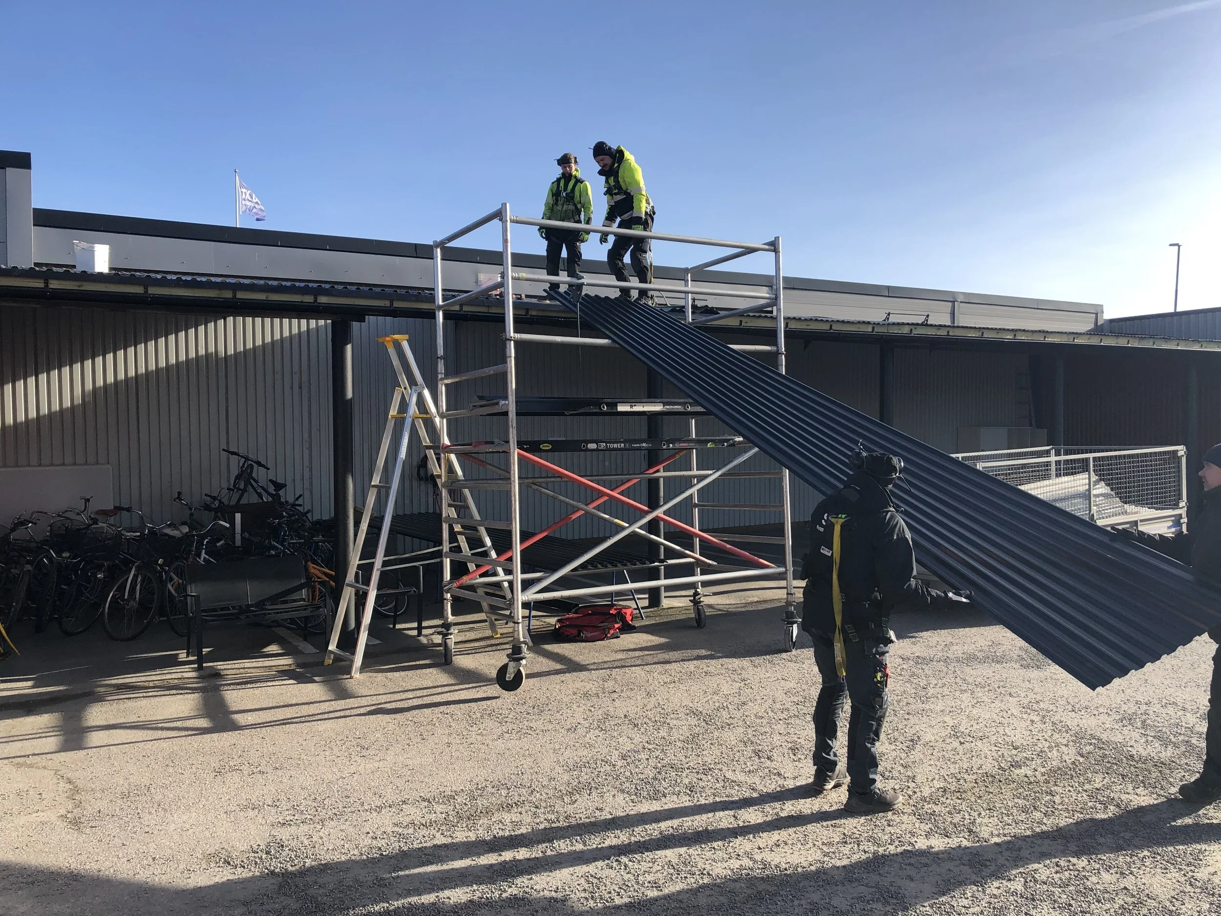 Carport får nytt plåttak