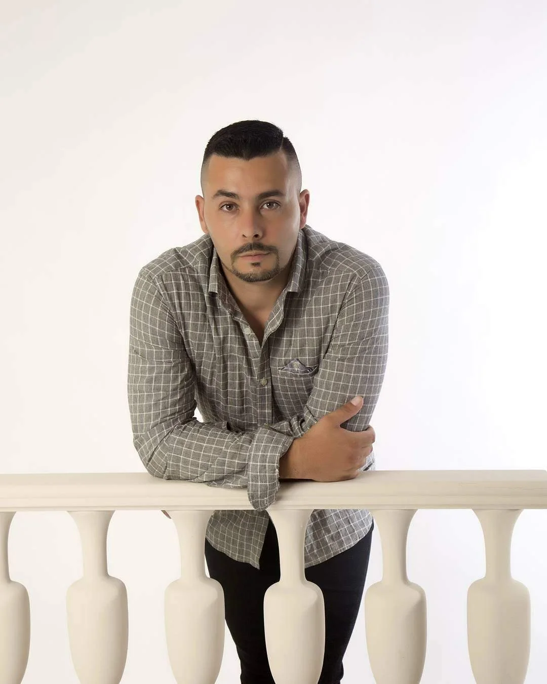 “Retrato profesional de José Antonio Sánchez Muñoz, consultor ejecutivo en transformación institucional, mirando a cámara sobre fondo blanco.”