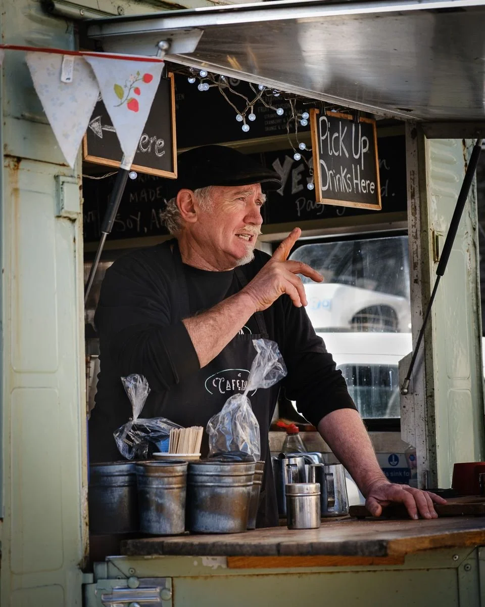 Barista advice in Cirencester, Gloucestershire.

#cirencester #streetphotography #in_public_streets #SPiCollective #street_badass #street_me_up #streetfinder #streetleaks #streetphotocollective #streets_storytelling #oxfordphotographicsociety #ox1col