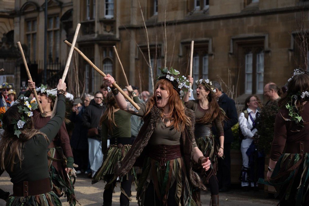 The Wild Hearted Women from Worcestershire, AKA @hawthorn_and_hare_morris doing their Boudica dance on Oxford's Broad Street.

I am a catching up with my postings 😅 

#Oxford #streetphotography #in_public_streets #SPiCollective #street_badass #stree