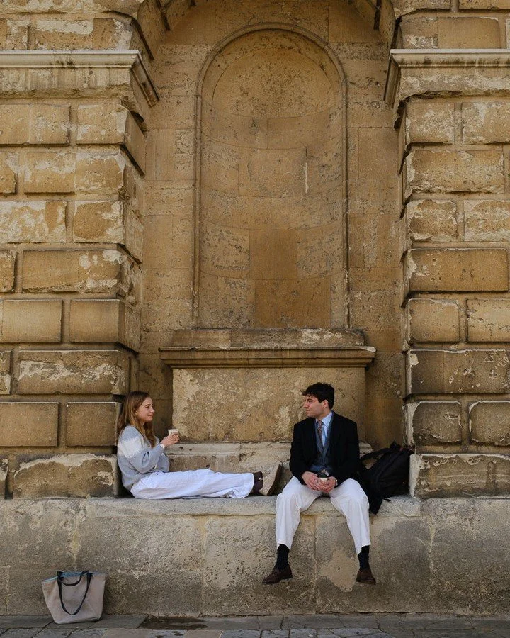 The Radcliffe Camera is not just a reading room (in 5 parts): it's also a place to gossip, laugh with your friends, take a breather over lunch, get inspired... or maybe fall in love?

#Oxford #streetphotography #in_public_streets #SPiCollective #stre