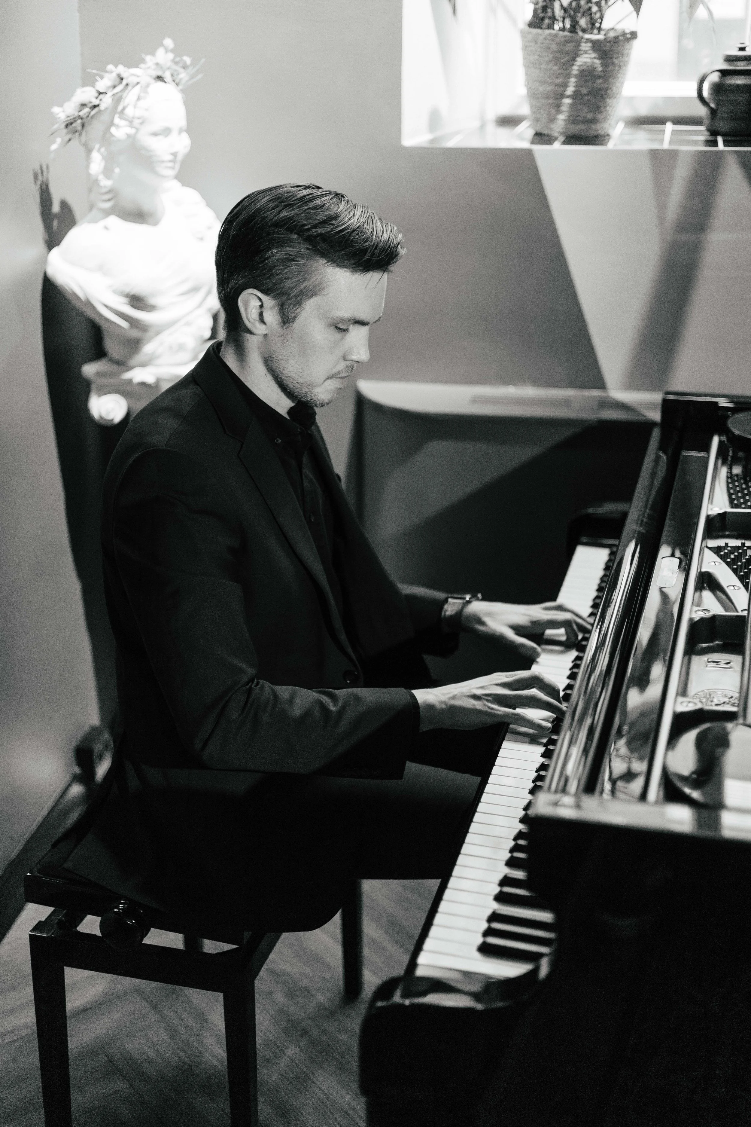 Dinner & Show with Saku Maristo