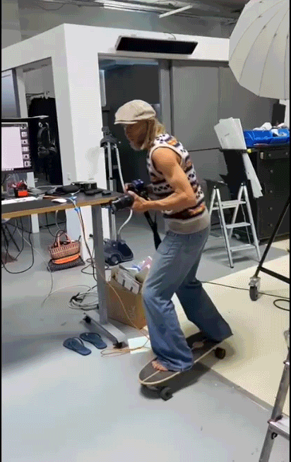 Fotograf bei der Arbeit, Photographer art work, on skateboard