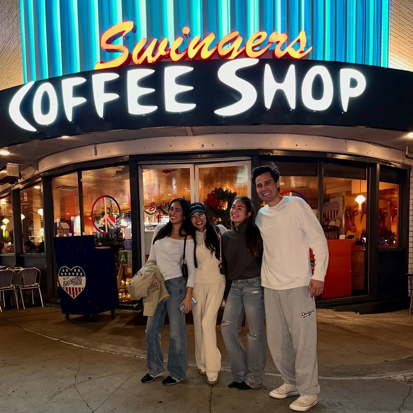 Keeping up with our long-standing Eve of Christmas Eve tradition of last minute Christmas shopping and then grabbing dinner at @swingersdiner Until next year!🎄 🎁 🎅