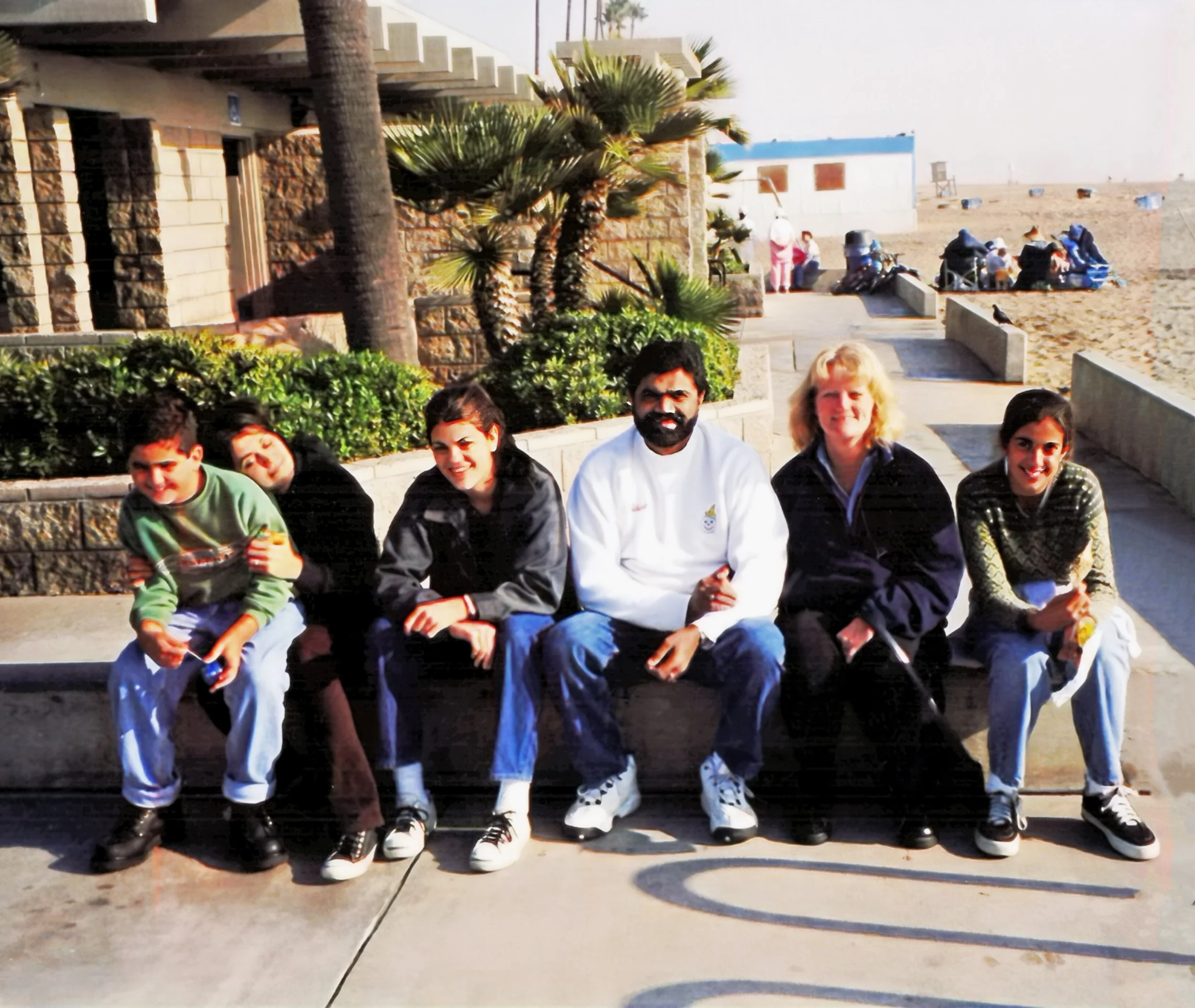 2000-Familypictureatbeach 2(1).jpeg