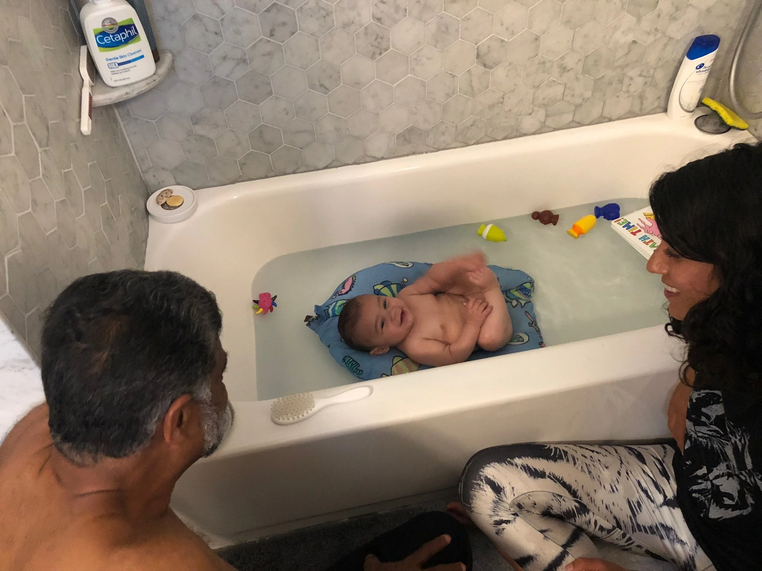 2018-Jasmine Dad Baby Bath (5).jpeg
