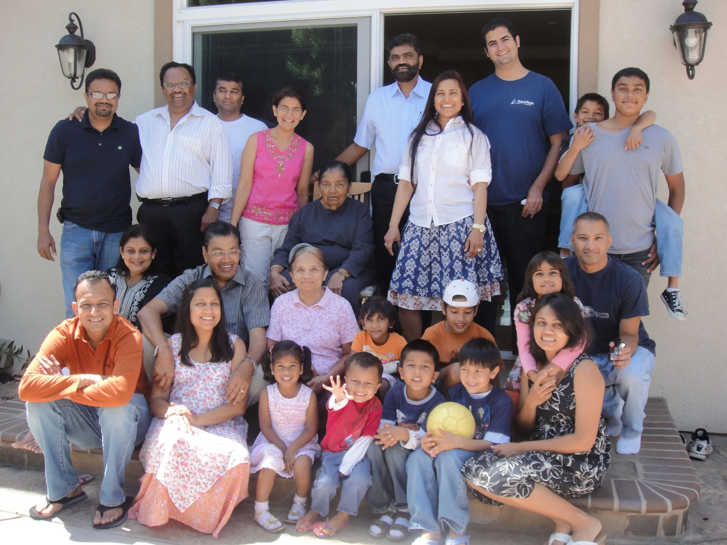 2010-Gala and Chheda clan (1).jpg