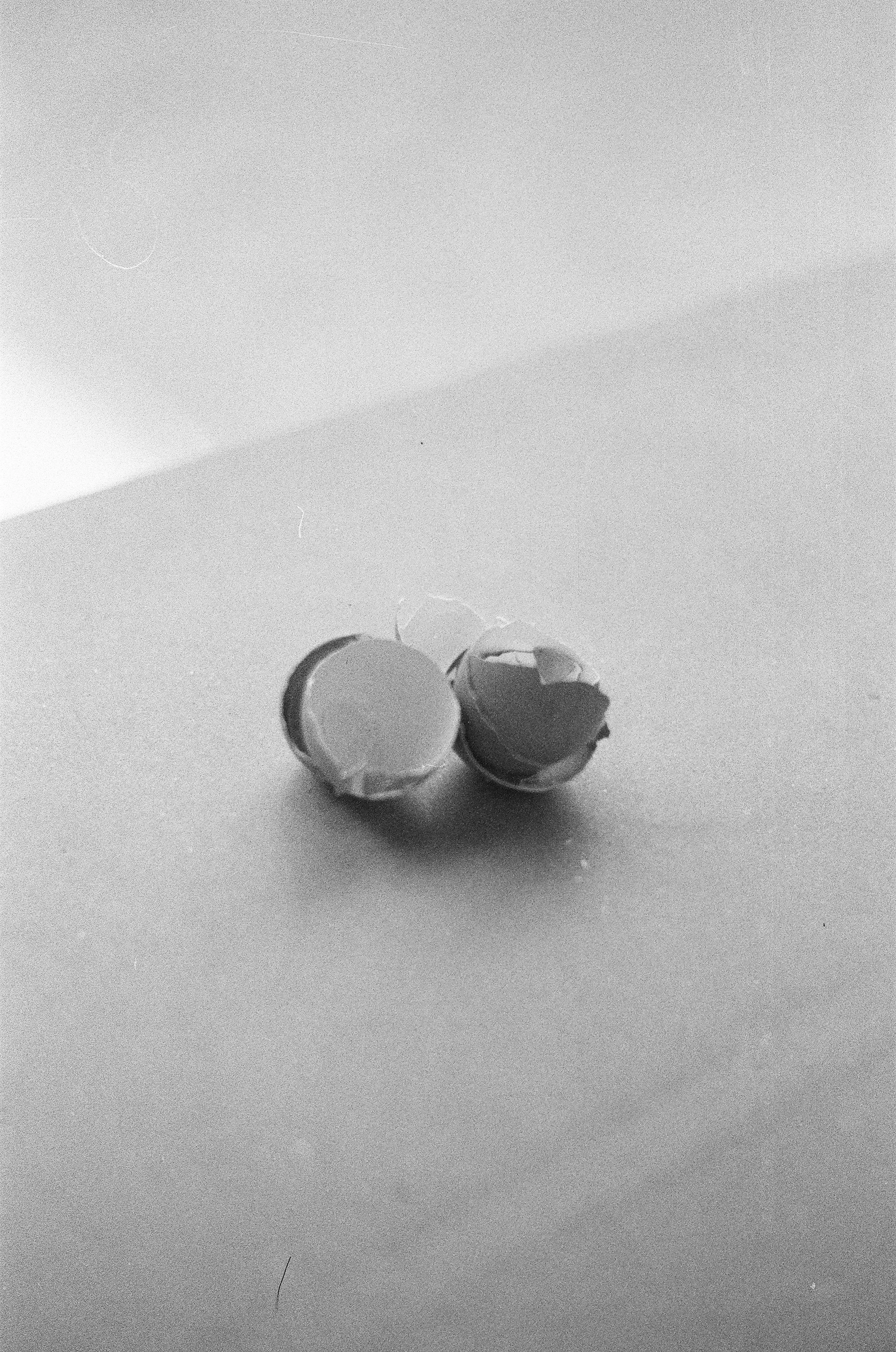 Due capsule di pillola su una superficie liscia in bianco e nero.