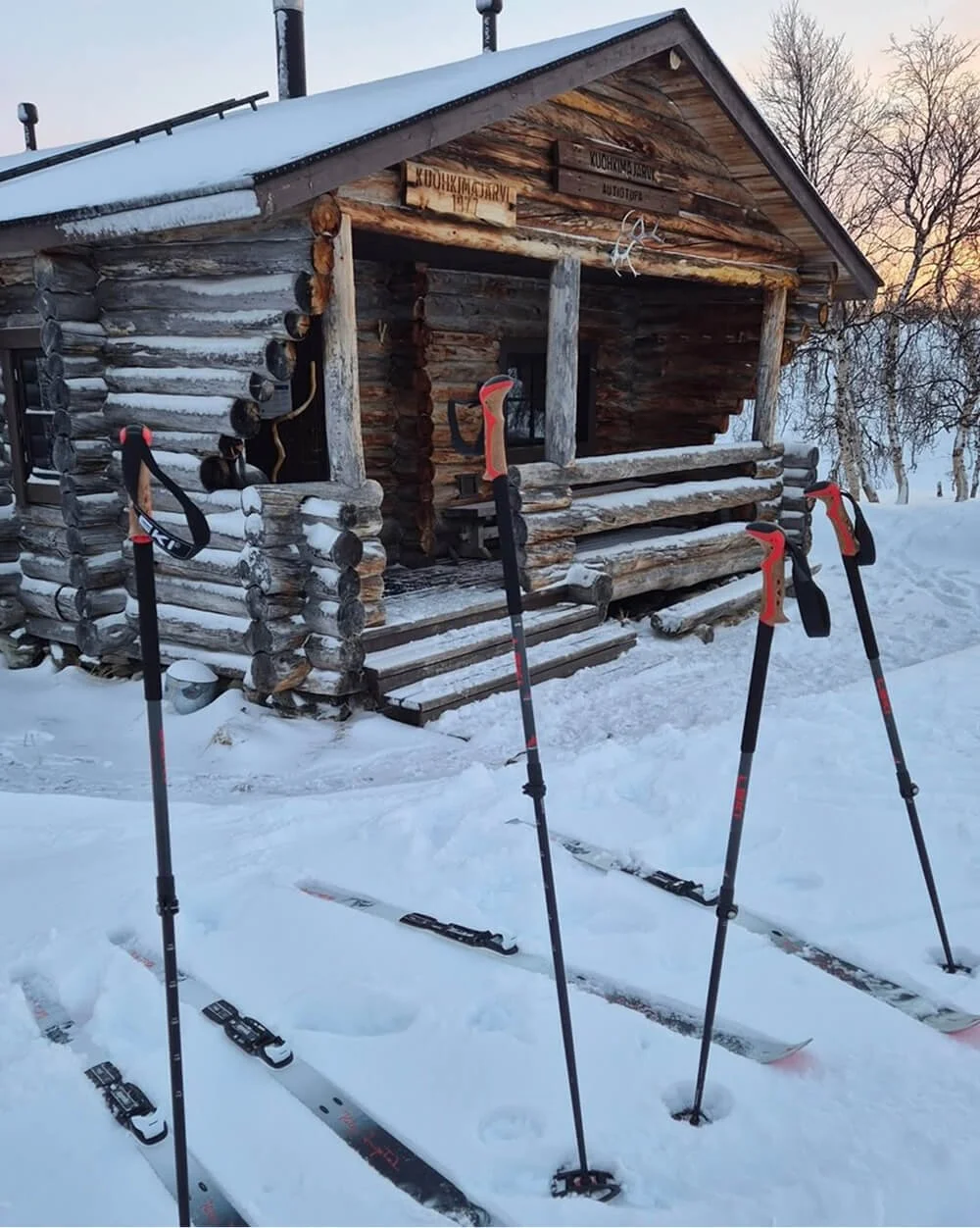 Snow-covered log cabin in Norway during a winter retreat experience