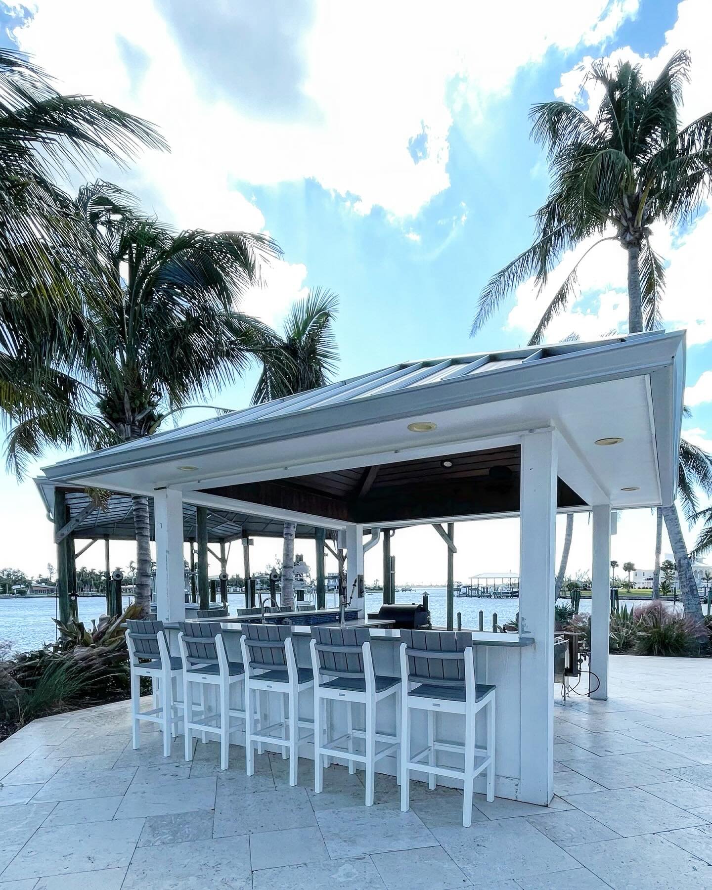 Florida may be feeling a little chilly lately, but we&rsquo;re already dreaming of warm nights and outdoor hosting season 🌴
Sleek, modern bar stools bring a clean, streamlined look to this outdoor bar&mdash;designed for effortless entertaining once 
