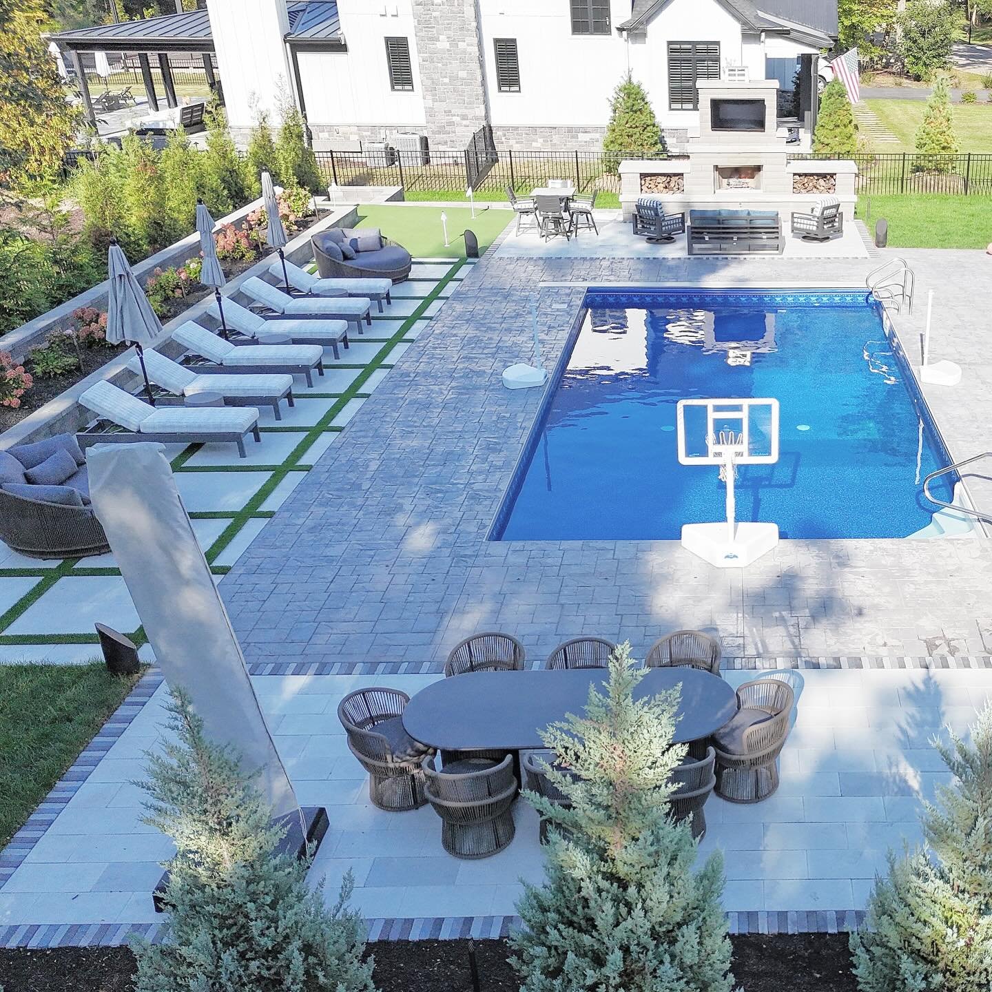 Pool season is right around the corner&hellip; and this is your sign to elevate your outdoor living 🌊☀️
Layered seating, sun-drenched lounging, and spaces designed to gather, unwind, and stay awhile.

Your dream poolside starts with thoughtful desig