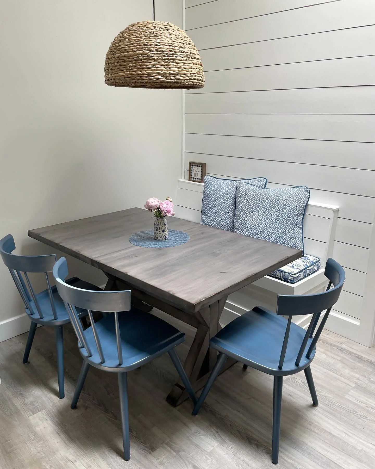 Where mornings begin&mdash;soft light, coffee, and calm ☀️☕️

A cozy galley kitchen nook with built-in seating, a woven glow overhead, and blue spindle chairs for that easy coastal charm.

Slow mornings just hit different here.

#StAugustineDesign #G
