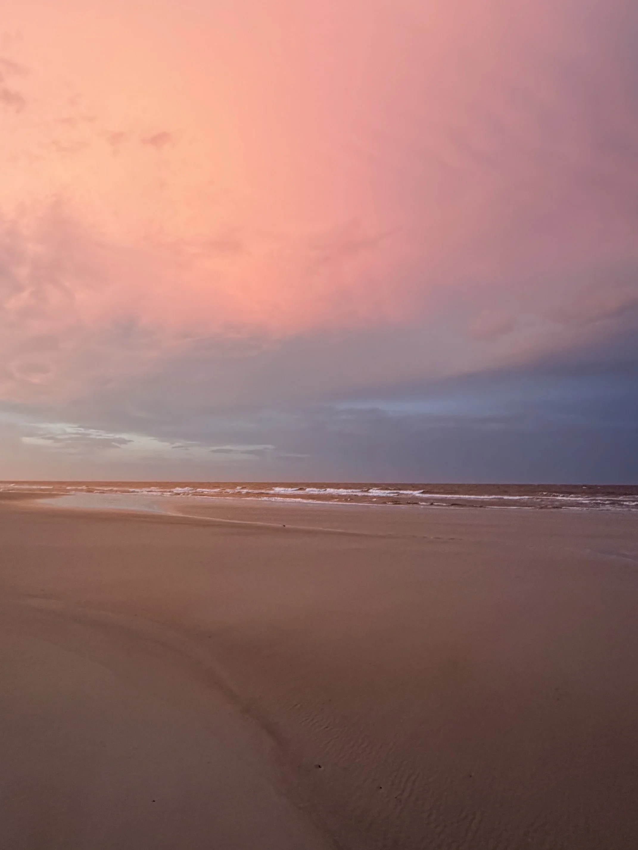 Lifestyle Beach Sunset Pink.jpeg
